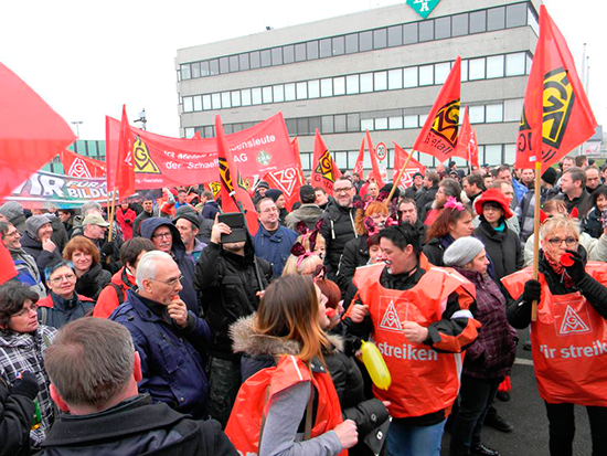 Члены профсоюза IG Metall протестуют у ворот предприятия INA-Schaeffler в Хомбурге (Земля Саар, Германия)