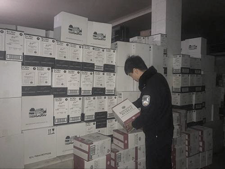 Китайская полиция захватила разлитый на подшипниковом заводе “элитный” алкоголь