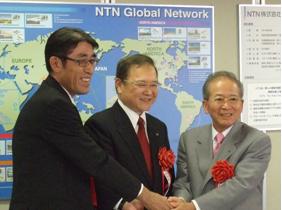 Слева на право: президент NTN Akaiwa господин Харима, мэр города Акаива-си господин Иноуэ и председатель правления NTN господин Сузуки 