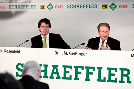  Клаус Розенфельд (на фотографии слева), отвечающий за финансы и реструктуризацию долгов в Schaeffler, занял пост главного исполнительного директора вместо Юргена М. Гайсингера (на фотографии справа)